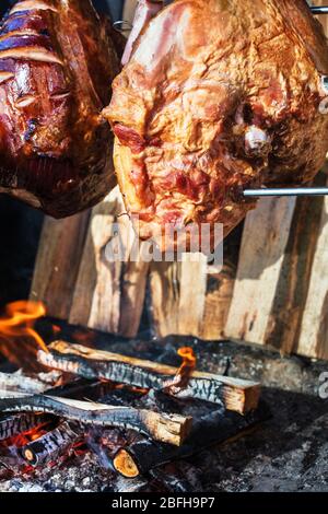 Leckeres Schweinefleisch Schinken auf offenem Feuer gekocht. Die Street Food Stockfoto