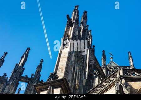 Flugzeug über dem berühmten St. Veits-Dom in Prag Stockfoto