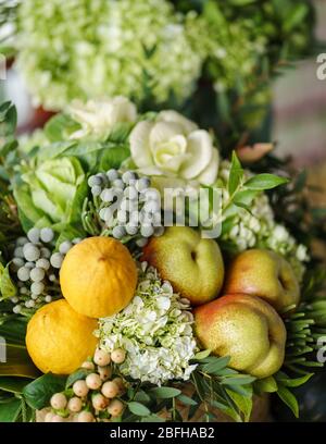 Eine Reihe von bunten Früchten auf einem Holztisch. Stockfoto