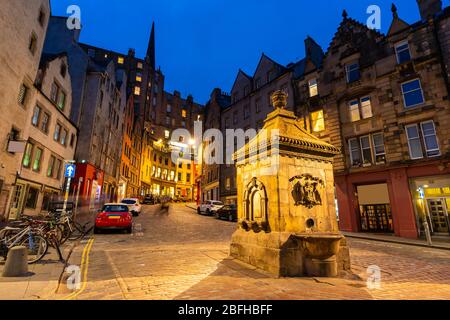 Grassmarket Edinburgh Altstadt Stadtbild bei Sonnenuntergang Dämmerung, Edinburgh, Schottland Großbritannien Stockfoto