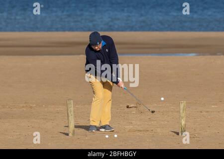 Southport, Merseyside. Wetter in Großbritannien. April 2020. Ein weiterer heller sonniger Frühlingstag im April im Badeort, während die Einheimischen leichte Übungen am weiten Küstenstrand am nordwestlichen Ainsdale Beach machen. Minister Michael Gove sagte, es sei zu früh, die Beschränkungen der Personenbewegung aufzuheben, und die Regeln der sozialen Distanzierung werden noch einige Zeit gelten. Quelle: MediaWorldImages/AlamyLiveNews Stockfoto