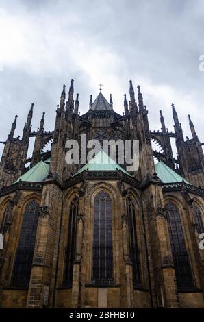 Komplizierte Schnitzereien auf der gesamten massiven Außenarchitektur der St. Veits-Kathedrale auf der Prager Burg, Prag, Tschechische Republik Stockfoto