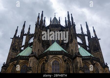 Komplizierte Schnitzereien auf der gesamten massiven Außenarchitektur der St. Veits-Kathedrale auf der Prager Burg, Prag, Tschechische Republik Stockfoto