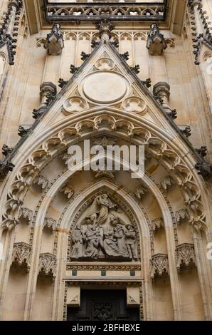 Komplizierte Schnitzereien auf der gesamten massiven Außenarchitektur der St. Veits-Kathedrale auf der Prager Burg, Prag, Tschechische Republik Stockfoto