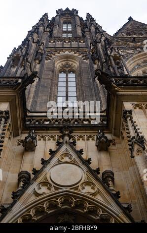 Komplizierte Schnitzereien auf der gesamten massiven Außenarchitektur der St. Veits-Kathedrale auf der Prager Burg, Prag, Tschechische Republik Stockfoto