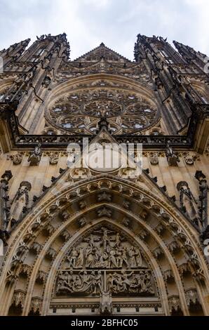 Komplizierte Schnitzereien auf der gesamten massiven Außenarchitektur der St. Veits-Kathedrale auf der Prager Burg, Prag, Tschechische Republik Stockfoto