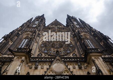 Komplizierte Schnitzereien auf der gesamten massiven Außenarchitektur der St. Veits-Kathedrale auf der Prager Burg, Prag, Tschechische Republik Stockfoto