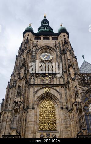 Goldener Fenstergrill & aufwendige Schnitzereien auf der gesamten massiven Außenarchitektur der St. Veits-Kathedrale auf der Prager Burg, Prag, Tschechische Republik Stockfoto