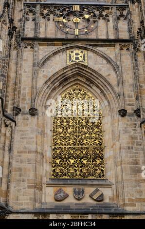 Goldener Fenstergrill & aufwendige Schnitzereien auf der gesamten massiven Außenarchitektur der St. Veits-Kathedrale auf der Prager Burg, Prag, Tschechische Republik Stockfoto