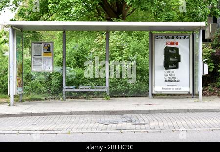 Essen, Deutschland. April 2020. Blick auf eine Bushaltestelle, wo ein 14-jähriger Junge in der Nacht erstochen wurde. Der Teenager erlag seinen Verletzungen im Krankenhaus, teilte die Polizei und die Staatsanwaltschaft am Sonntag mit. Beamte machten eine vorläufige Festnahme eines 17-jährigen Verdächtigen Kredit: Caroline Seidel / dpa / Alamy Live News Stockfoto