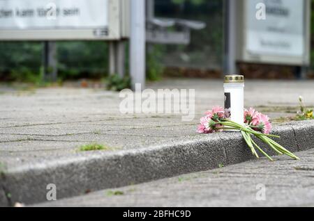 Essen, Deutschland. April 2020. Eine Kerze und Blumen liegen an einer Bushaltestelle, wo ein 14-jähriger Junge in der Nacht erstochen wurde. Der Teenager erlag seinen Verletzungen im Krankenhaus, verkündeten Polizei und Staatsanwälte am Sonntag. Beamte verhafteten einen 17-jährigen Verdächtigen Kredit: Caroline Seidel/dpa/Alamy Live News Stockfoto