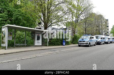 Essen, Deutschland. April 2020. Polizeiautos stehen neben einer Haltestelle, an der ein 14-jähriger Junge in der Nacht erstochen wurde. Der Teenager erlag seinen Verletzungen im Krankenhaus, verkündeten Polizei und Staatsanwälte am Sonntag. Beamte machten eine vorläufige Festnahme eines 17-jährigen Verdächtigen Kredit: Caroline Seidel / dpa / Alamy Live News Stockfoto