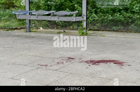 Essen, Deutschland. April 2020. Blut ist auf dem Boden einer Bushaltestelle zu sehen, wo ein 14-jähriger Junge in der Nacht erstochen wurde. Der Teenager starb an seinen Verletzungen im Krankenhaus, sagten Polizei und Staatsanwälte am Sonntag. Beamte verhafteten einen 17-jährigen Verdächtigen Kredit: Caroline Seidel/dpa/Alamy Live News Stockfoto