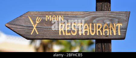 Die Inschrift Restaurant auf einem Holzschild im Hotel. Stockfoto