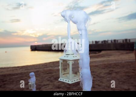 Selektiver Fokus auf Aserbaidschan Licht Laterne Dekoration Sonnenaufgang auf See . Quadratische weiße metallische Kerzenhalter Laterne . Stockfoto