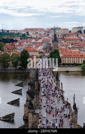 Touristen strömen die Karlsbrücke und Malá Strana auf der gegenüberliegenden Seite der Brücke von Altstädter Brückenturm, Prag, Tschechische Republik gesehen Stockfoto