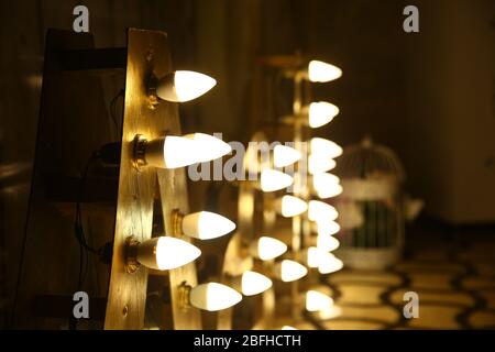 Lampe Licht Dekor. LED-Lampen blaues Licht Wissenschaft und gelber Hintergrund. Einige LED-Lampen SONNENLICHTER Wissenschaft. Glühbirne dekorativ. Stockfoto