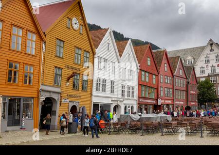 Bergen, Norwegen - 13. August 2019: Bunte Holzhäuser auf Bryggen, traditionelle Architektur in Bergen und UNESCO-Weltkulturerbe Stockfoto