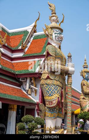 Große Skulpturen, die Wächter vor den Tempeltüren im Wat Phra Kaew, dem Tempel des Smaragd-Buddha, darstellen Stockfoto