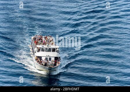 Fähre mit Touristen überfüllt ist die Ankunft in der alten Dorf Vernazza, Cinque Terre, Nationalpark, Ligurien, La Spezia, Italien, Europa Stockfoto