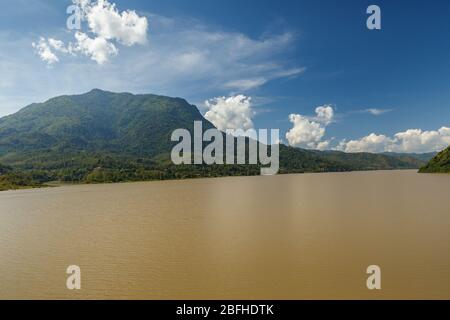 mekong Fluss in Laos. Grenze der Provinz Sainyabuli und der Provinz Luang Prabang Stockfoto