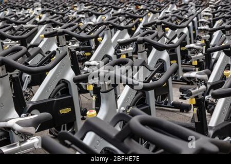 Große Gruppe von leeren Spinnrädern der Marke Technogym im Freien auf dem zentralen Platz der kleinen Stadt Lerici, La Spezia, Ligurien, Italien, Europa Stockfoto