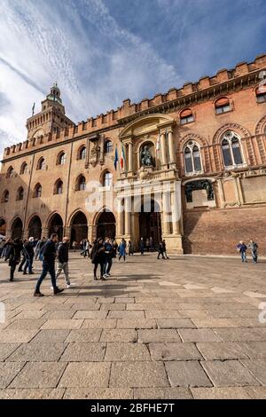 Piazza Maggiore mit dem Accursio Palast und Accursi Turm, alten Palast als Rathaus in der Innenstadt von Bologna, XIII Jahrhundert verwendet. Italien Stockfoto