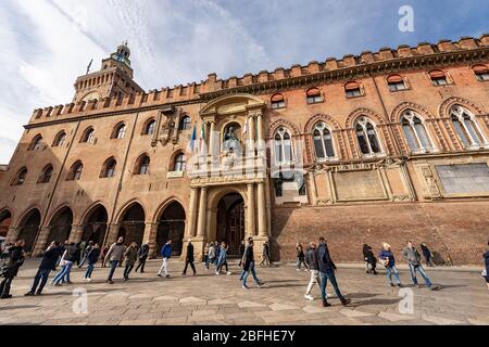 Piazza Maggiore mit dem Accursio Palast und Accursi Turm, alten Palast als Rathaus in der Innenstadt von Bologna, XIII Jahrhundert verwendet. Italien Stockfoto