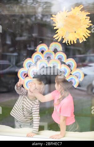 Regenbögen werden von Kindern an Fenster geklebt, um Dankbarkeit und Unterstützung für die Beschäftigten im Gesundheitswesen in der Gemeinde zu zeigen Stockfoto