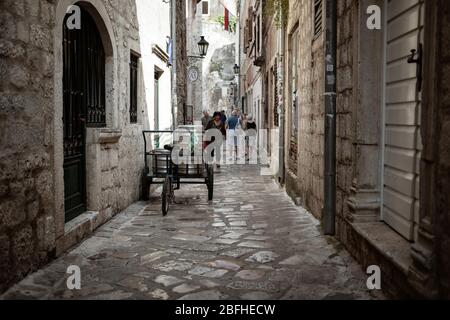 Montenegro, 17. Sep 2019: Lieferdreirad auf der engen Kopfsteinpflasterstraße der Altstadt von Kotor geparkt Stockfoto