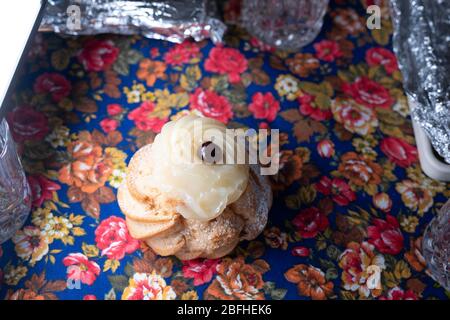 st. Joseph's Zeppola, typisch neapolitanischen süßen Donut für den Vatertag verkauft Stockfoto
