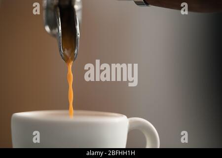 Espressomaschine mit einem einzigen Kaffeeauslauf auf einer professionellen Kaffeemaschine Stockfoto