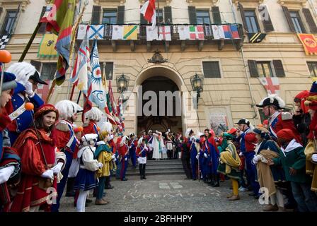 IVREA, ITALIEN -März 2011: Die schöne Millers Tochter und der General kommen aus dem Rathaus beim Karneval von Ivrea, der ältesten Historika Stockfoto