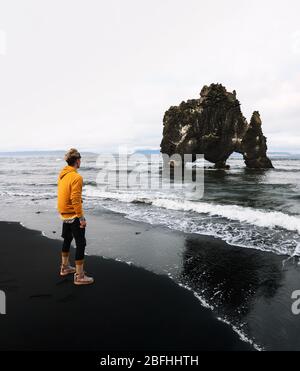 Touristische betrachtet die Hvítserkur basalt Stack im Norden Island Stockfoto