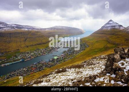 Blick vom Berg Klakkur über die Stadt Klaksvik auf den Färöern Stockfoto