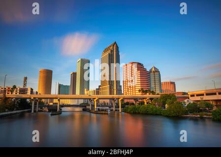 Tampa Skyline bei Sonnenuntergang mit Hillsborough River im Vordergrund Stockfoto