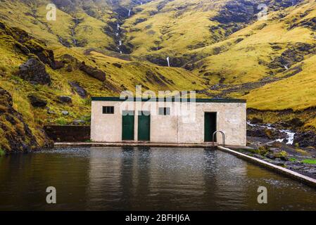 Geothermisches Schwimmbad Seljavallalaug im Süden Islands Stockfoto