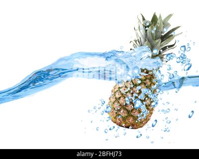 Ananas in Wasser gefallen Stockfoto