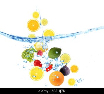 Frisches Obst fiel in Wasser Stockfoto