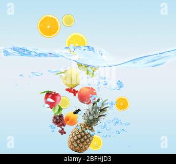 Frisches Obst fiel in Wasser Stockfoto