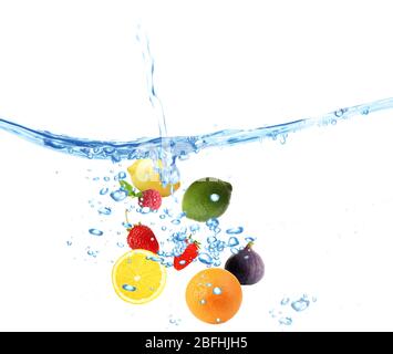 Frisches Obst fiel in Wasser Stockfoto