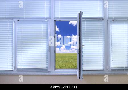 Feldansicht durch ein offenes Fenster im Zimmer Stockfoto
