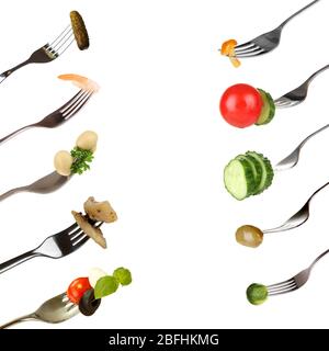 Collage von Lebensmitteln auf Gabeln isoliert auf weiß Stockfoto