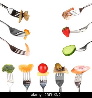 Collage von Lebensmitteln auf Gabeln isoliert auf weiß Stockfoto