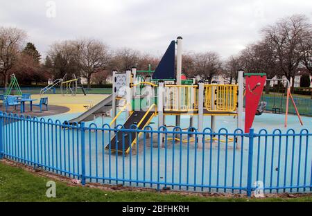 Ein Kinderspielplatz in einem Park in Glasgow liegt unheimlich leer. Normalerweise würde dieser Spielplatz mit Kindern überlaufen, die die Sonne und die frische Luft genießen. Leider ist sie jetzt wegen des Coronavirus und der Covid-19-Pandemie, die durch Großbritannien wütet, geschlossen. Das Land ist in der Blockierung und den Menschen wird gesagt, zu Hause zu bleiben, bis es geht. Glasgow. April 2020. ALAN WYLIE/ALAMY© Stockfoto