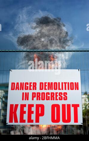 Gefahr Abriss im Gange Keep Out Schild mit Gebäude wird durch kontrollierte Explosion im Hintergrund abgebannt. Brighton, Großbritannien Stockfoto