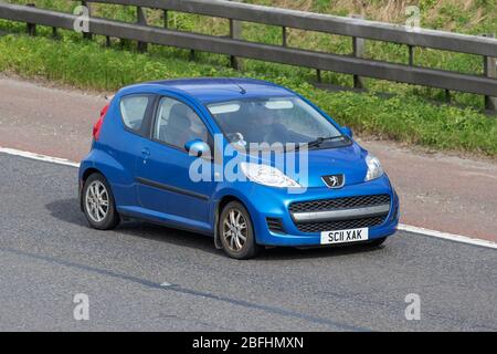 2011 Blue Peugeot 107 Urban; Fahrzeugverkehr Moving Vehicles, Driving Vehicle auf UK Straßen, Motoren, Autofahren auf der Autobahn M6 Autobahn Stockfoto