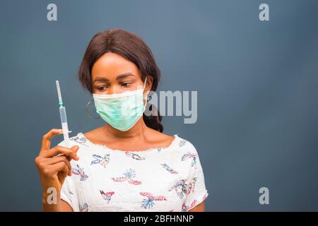 Coronavirus Epidemie aus china. Selektive Fokus. Frau Arzt verwenden Spritze. Krankenschwester machen Injektion in Atemschutzmaske. Gesundheitsarbeiter wählt Impfstoff in sy Stockfoto