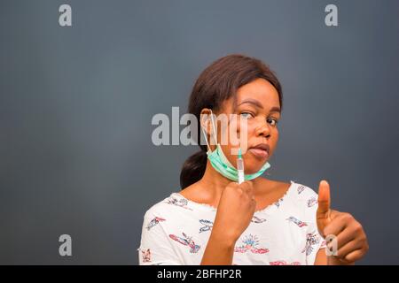 Coronavirus Epidemie aus china. Selektive Fokus. Frau Arzt verwenden Spritze. Krankenschwester machen Injektion in Atemschutzmaske. Gesundheitsarbeiter wählt Impfstoff in sy Stockfoto