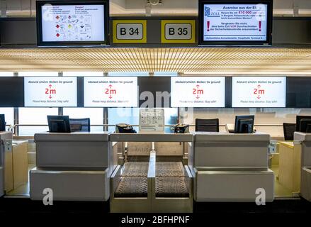 Berlin, Deutschland. April 2020. Die meisten Abfertigung am Flughafen Tegel ist weiterhin unbemannt. Quelle: Fabian Sommer/dpa/Alamy Live News Stockfoto